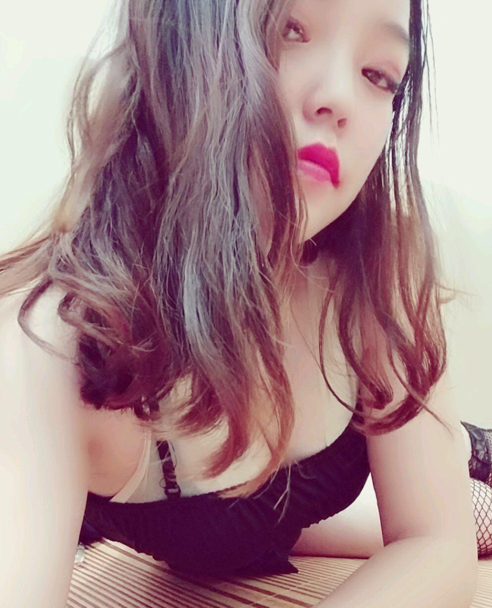 长发气质美女，性格乖巧 第1张