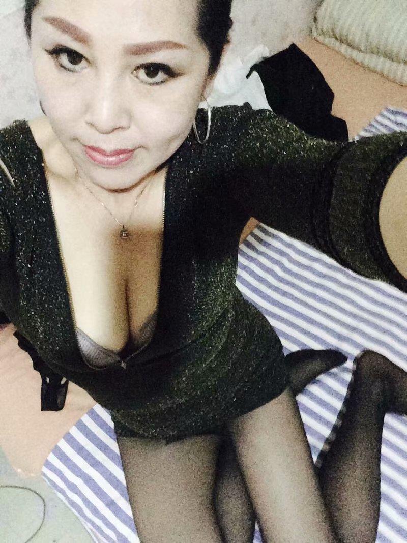 性感的黑丝妇人 第2张