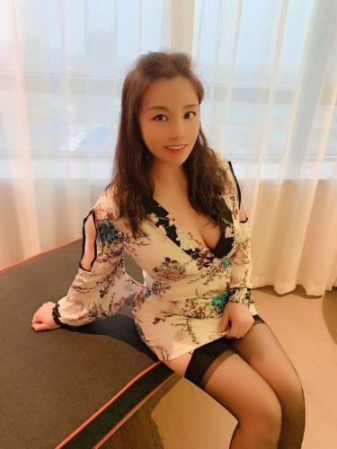大奶轻熟女，胸部挺拔真实感 第2张