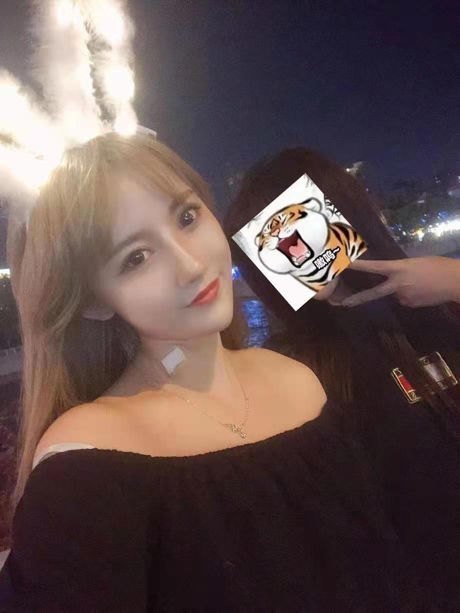 体验一对儿不错的妹子双飞 第3张