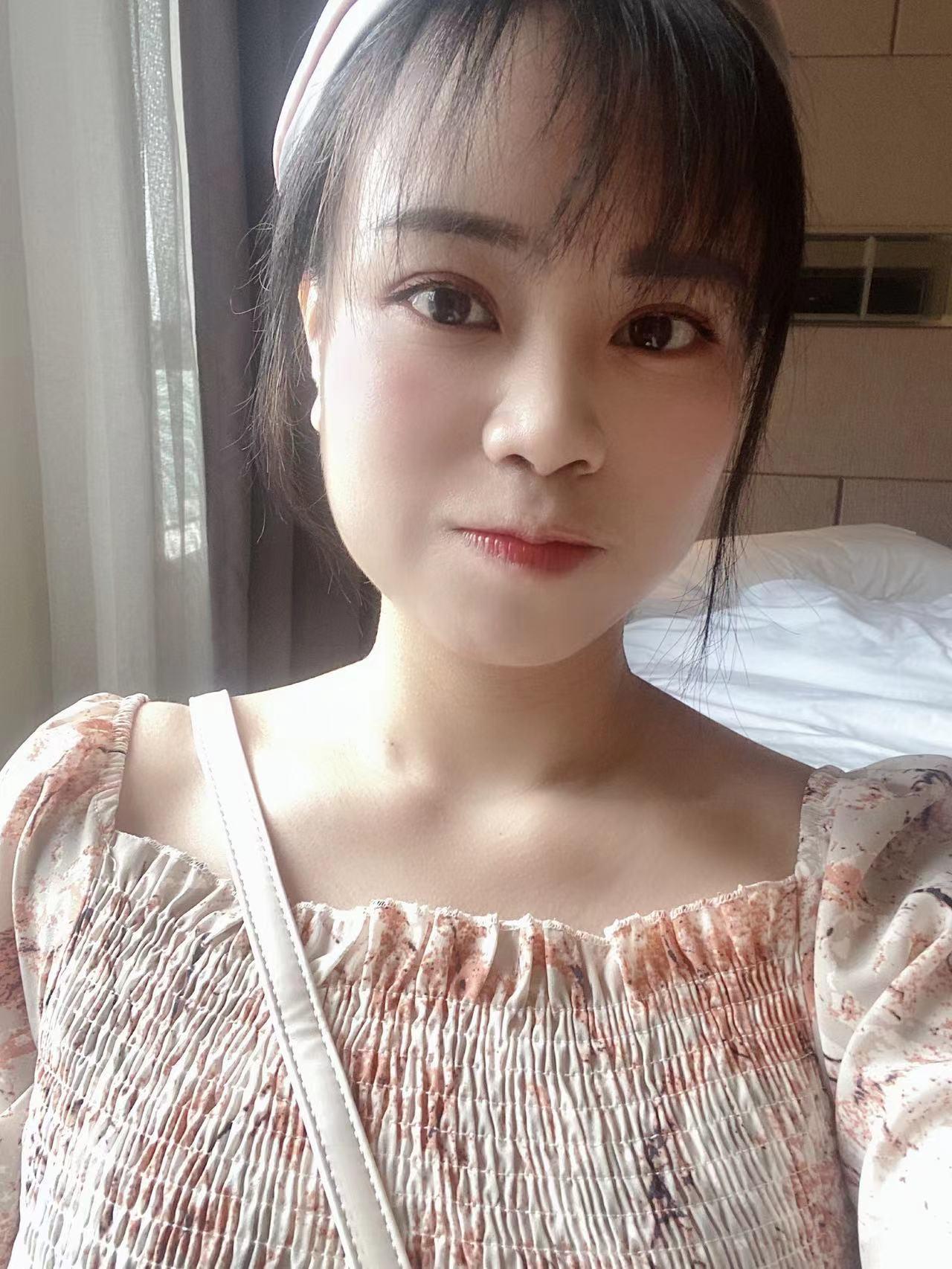 海淀奶霸鸣凤,肤白奶大腿长,性感和温柔兼有 第1张