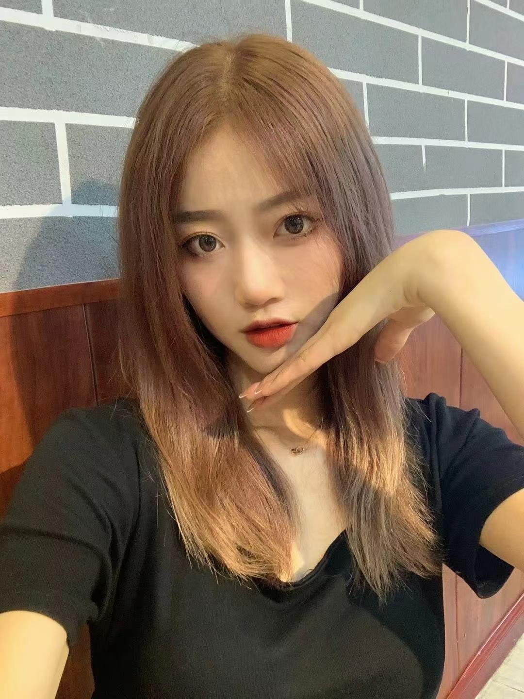 百脑汇这边的一个年轻妹子 第1张